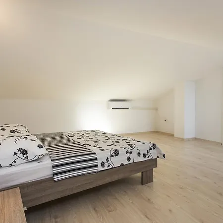 Mit Meerblick 1 Apartment Peroj